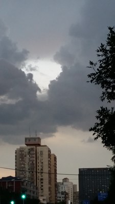 燈泡云還是熱氣球云