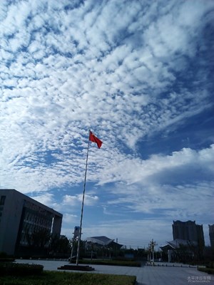 五星紅旗迎風飄揚慶祝國慶拍的一個圖