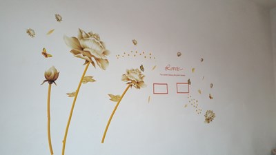 下午費(fèi)勁拼的墻貼