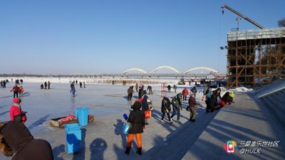 【隆冬百態(tài)】+哈爾濱+冰凍后的松花江面