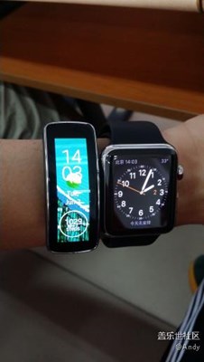 去年的Gear fit，人人都說(shuō)外觀勝過(guò)蘋果手表。