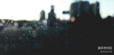 夜幕降臨，我漫無目的徘徊在城市得某個角落