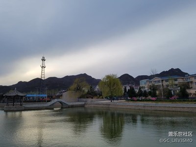 旁晚烏云籠罩下的小小人工湖