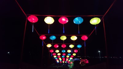 夜色沉醉，燈光迷人
