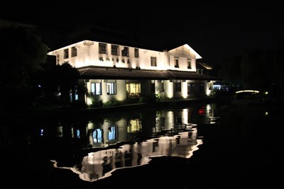 騎著電動車 ，邊走邊拍