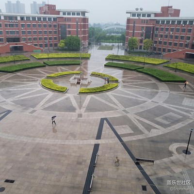 雨中校園，別有一番韻味