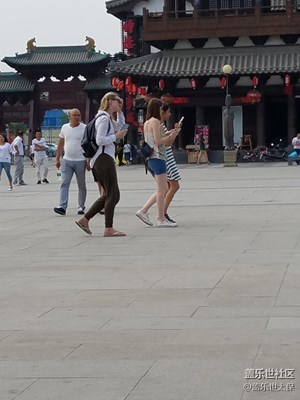 外國(guó)妞來(lái)旅游啦