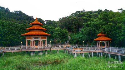 天氣酷熱，山腳清風徐來，十分愜意