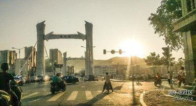 今夜月明入盡望，不知秋思落誰家。