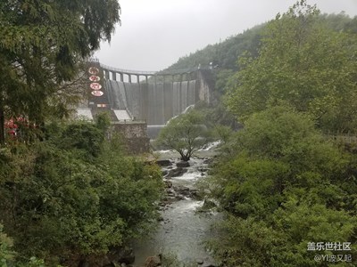 【帶著手機去撒歡兒】 雨中飛流直下三千尺的平橋石壩