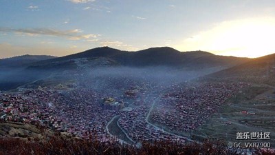 十月去色達(dá)，陽(yáng)光照得世界如此美好