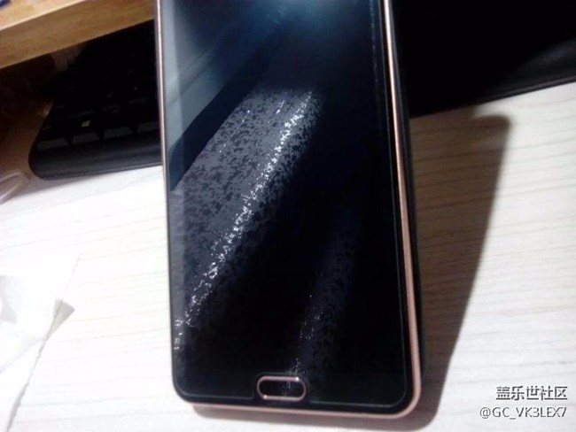 前天換屏后發(fā)現(xiàn)屏幕不平