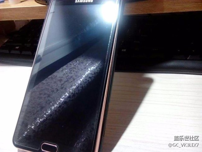 前天換屏后發(fā)現(xiàn)屏幕不平