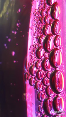 魚缸里的魚呼吸的泡泡拍攝出來的另類效果。