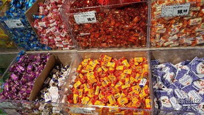 五彩繽紛的小吃和水果