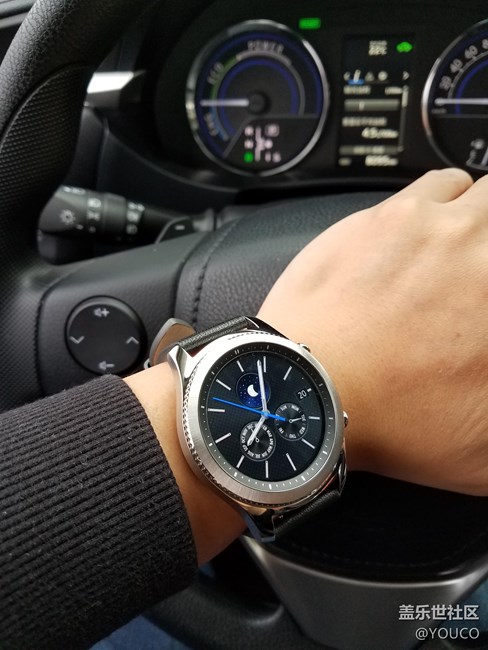 【用科技智造時間】帶上Gear S3 發(fā)現(xiàn)更多驚喜?。ㄓ袉柋卮穑?/></p><p><br/></p><p>周一下午我一回來，我就立奔小區(qū)門口（順豐現(xiàn)在都不送貨上門了，只能到門口去?。┠玫搅宋倚拟腉ear S3；本來想買先鋒版的，無奈下單時沒有貨，我也沒那個耐心等到24號。所以就下了個經(jīng)典版?，F(xiàn)在看來經(jīng)典版也是蠻不錯的。先來和S7edge來張合影！</p><p style=