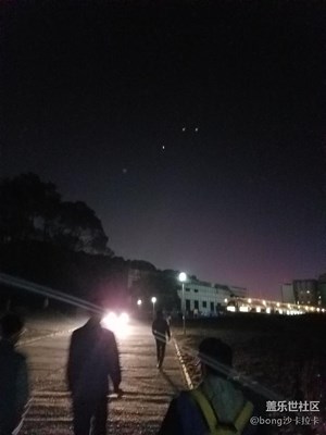 咱學(xué)校晚上的路邊一拍    嘿嘿????