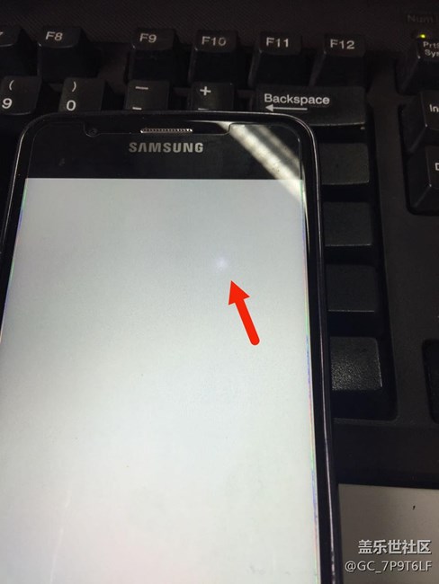 屏幕白斑咋處理？三星給個說法 ?。。。? /></p><p>請問 三星各位客服 &nbsp; 這個怎么處理</p>
                                    </div>
                        
<div   id="v2p8ebu"   class="AiClassFixed" style="display:none">
</div>
<script>
    $(function () {
        // 評論隱藏ai標識
        $("#dataList").on("click", ".AiClassTip", function () {
            if (!LoginInforIsAdmin) {
                return;
            }
            var _this = $(this)
            $.messager.confirm(