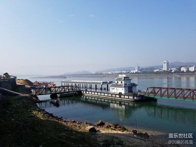 明媚的陽光、清澈的水