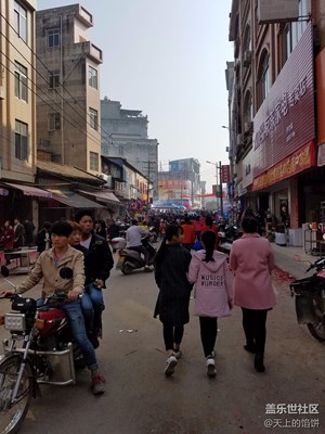 陽(yáng)光明媚，喜氣洋洋，熱熱鬧鬧！