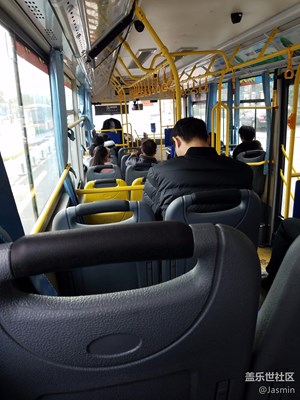 出門拜年，今天公交車都沒人哈哈