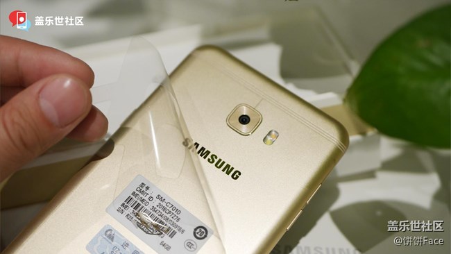 三星蓋樂(lè)世 C7 Pro楓葉金圖賞 延續(xù)經(jīng)典完善細(xì)節(jié)配置