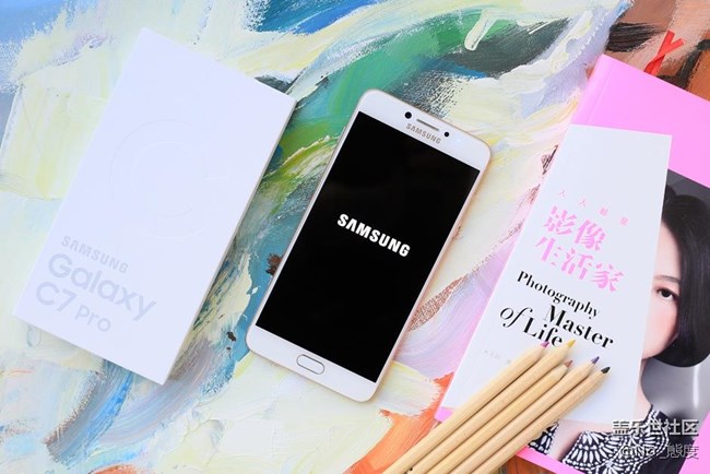 纖薄時(shí)尚，顏值擔(dān)當(dāng)：三星C7 Pro開(kāi)箱圖賞