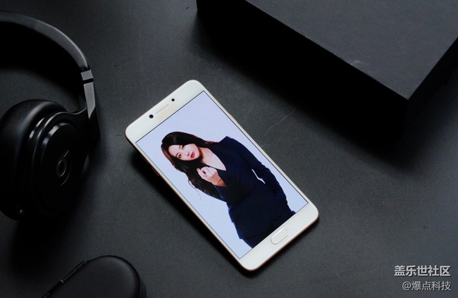 當(dāng)國產(chǎn)手機(jī)品牌都在談加價時，三星C7 Pro卻玩起了走心