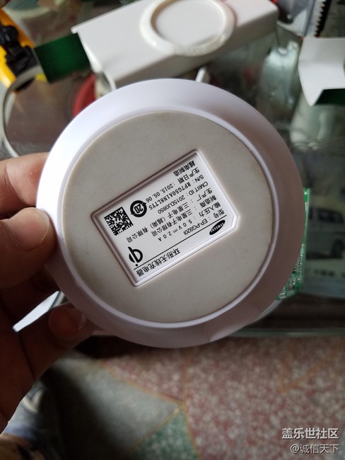 看看三星的無(wú)線充電器