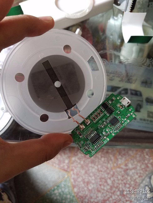 看看三星的無(wú)線充電器