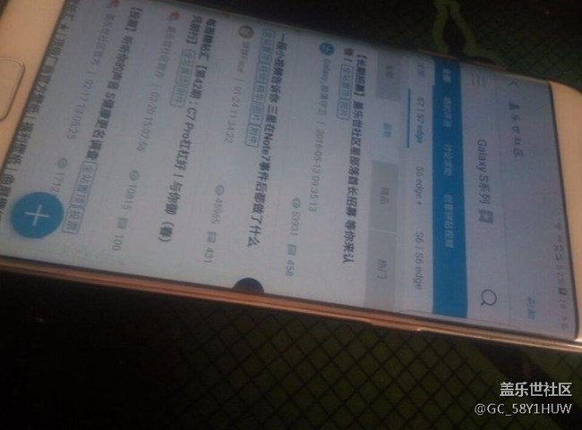 我的S7edge 右邊屏幕小黑點是怎么回事？百度說是漏液？