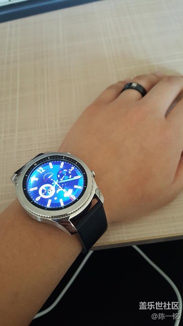 這星期入手gear s3經(jīng)典老表，爽的令人發(fā)指，鋼化膜問題。