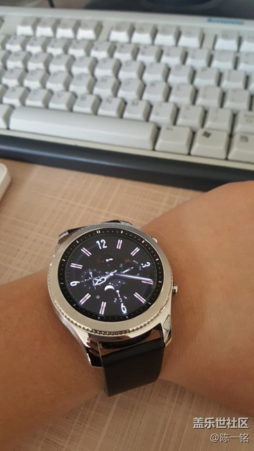 這星期入手gear s3經(jīng)典老表，爽的令人發(fā)指，鋼化膜問題。
