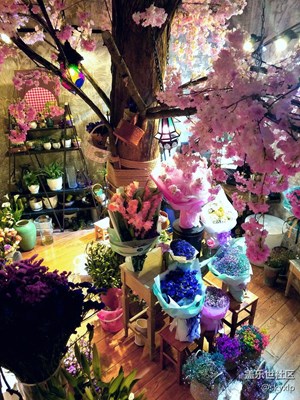 純時光咖啡下的鮮花店