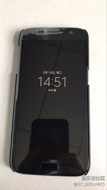 掉地上脫膠了，屏幕完好。三星說人為，不在保修范圍