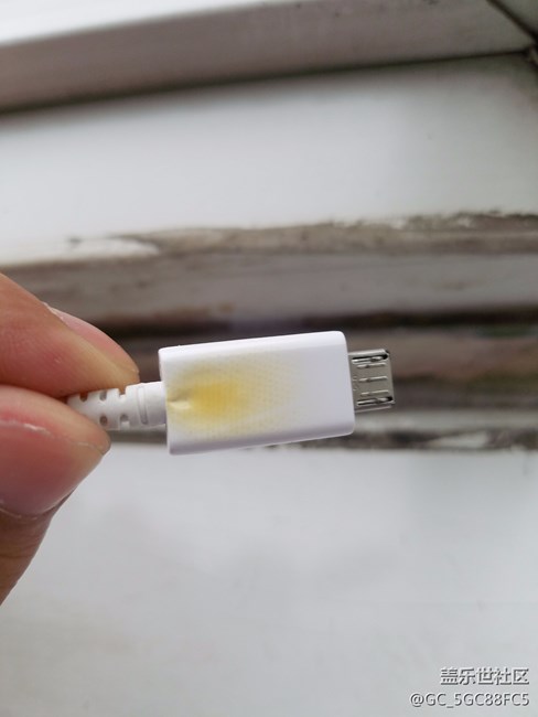 手機充電器發(fā)熱燒焦。