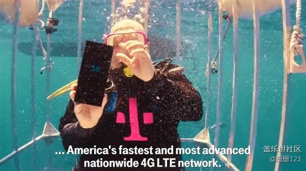 三星S8水下開箱：竟然引來了鯊魚群