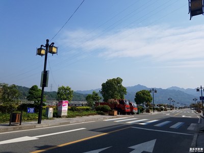 春光明媚，陽(yáng)光普照