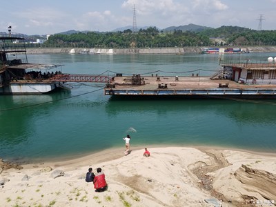 風(fēng)和日麗，淺灘白沙