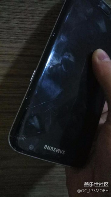 s7edge手一揮，摔水泥地后發(fā)生的事。