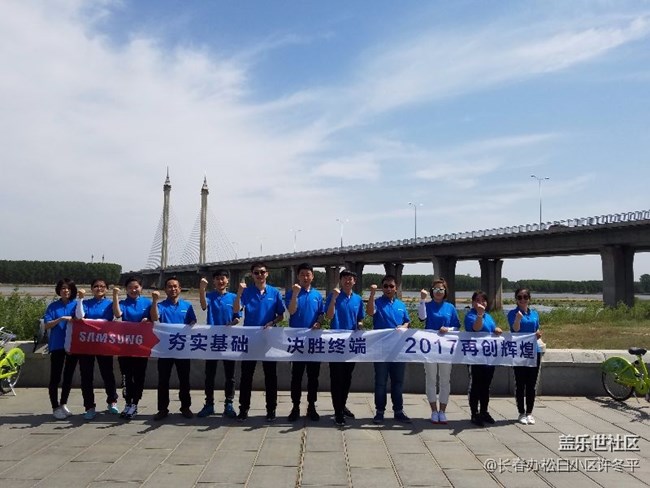 微笑在臉  服務(wù)在心