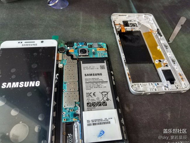 牛五的內(nèi)部構(gòu)造好簡(jiǎn)單，就是后蓋被我拆碎了