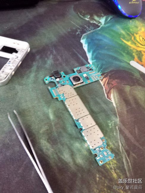 牛五的內(nèi)部構(gòu)造好簡(jiǎn)單，就是后蓋被我拆碎了