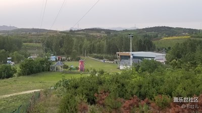 夏季的紫云山滑雪場，也是一片蔥綠。