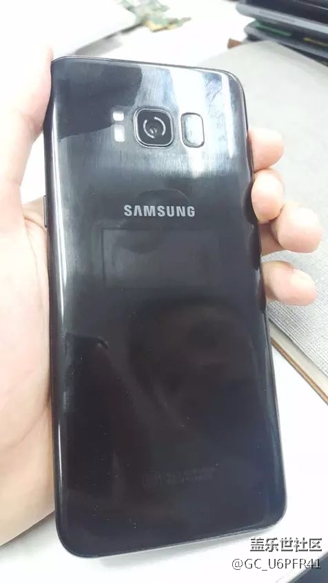 請問各位大神，三星s8后蓋上的這個痕跡怎么去除？