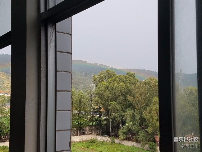 這個(gè)相機(jī)是不是出問題了，感覺遠(yuǎn)方的樹放大變得好模糊