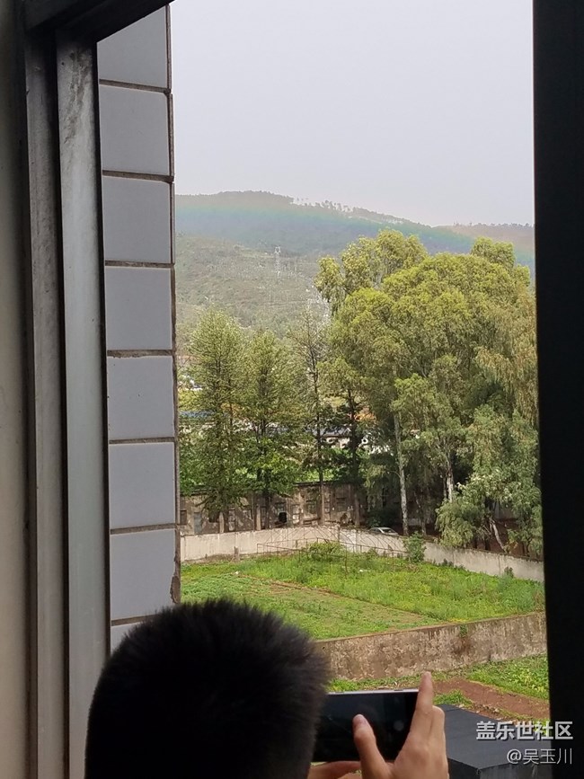 這個(gè)相機(jī)是不是出問題了，感覺遠(yuǎn)方的樹放大變得好模糊