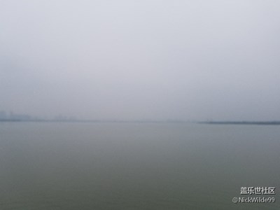 雨中朦朧的武漢東湖
