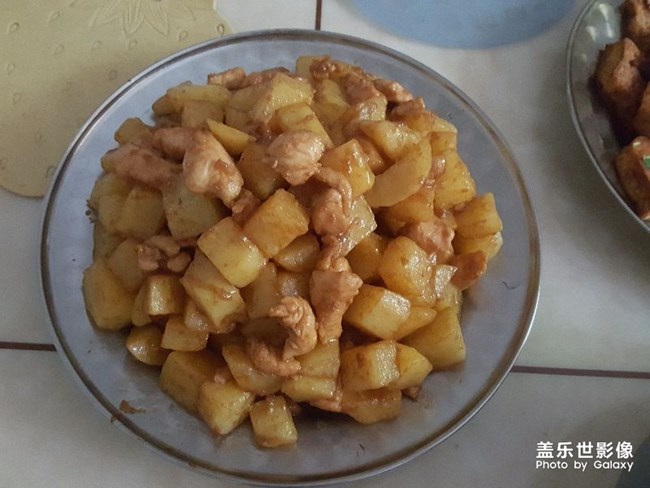 我和家人一起做飯