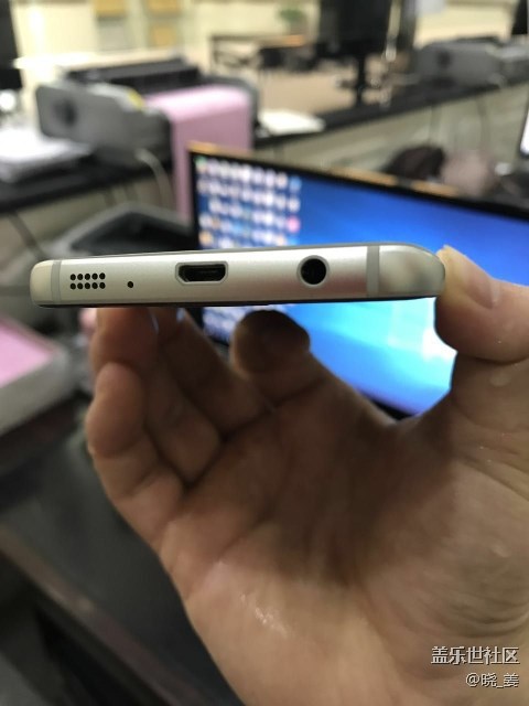 剛過(guò)保電池就把后殼鼓開(kāi)了